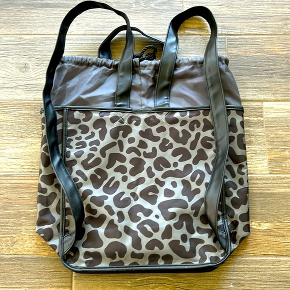 Tanger outlet back pack - Picture 3 of 8